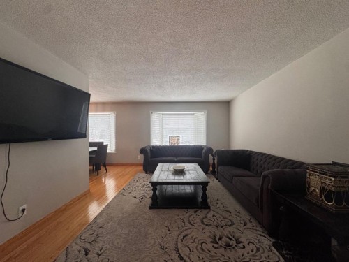 2521 35 Street Se, Calgary, AB - Indoor Photo Showing Living Room