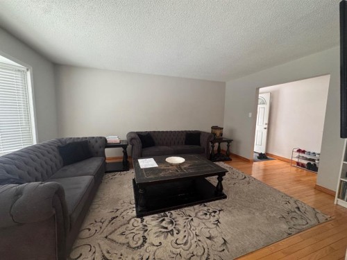 2521 35 Street Se, Calgary, AB - Indoor Photo Showing Living Room