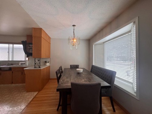 2521 35 Street Se, Calgary, AB - Indoor Photo Showing Dining Room