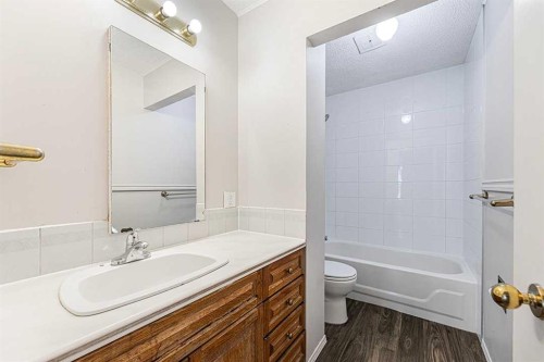 1852 Lynnover Road Se, Calgary, AB - Indoor Photo Showing Bathroom
