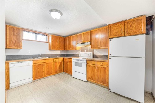 1852 Lynnover Road Se, Calgary, AB - Indoor Photo Showing Kitchen