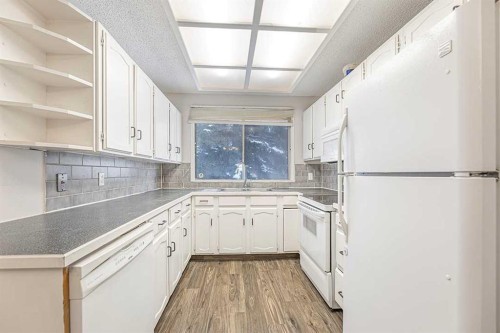 1852 Lynnover Road Se, Calgary, AB - Indoor Photo Showing Kitchen