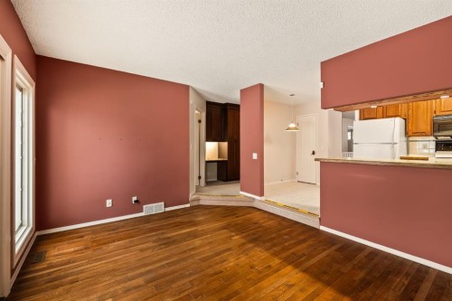 716 Coach Bluff Crescent Sw, Calgary, AB - Indoor Photo Showing Kitchen