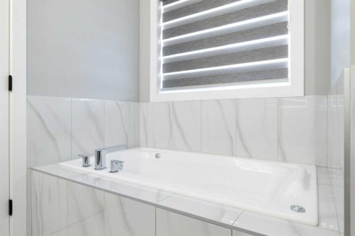 628 Edgefield Street, Strathmore, AB - Indoor Photo Showing Bathroom