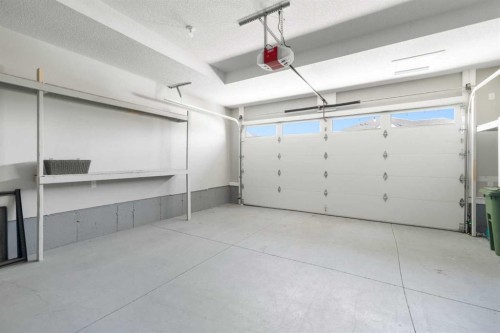 628 Edgefield Street, Strathmore, AB - Indoor Photo Showing Garage