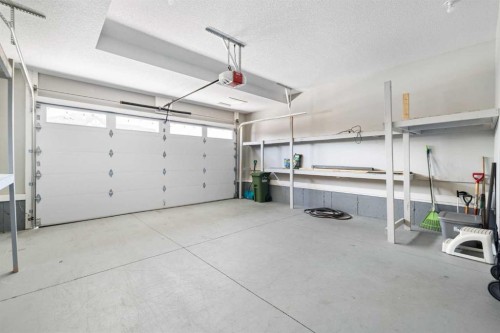 628 Edgefield Street, Strathmore, AB - Indoor Photo Showing Garage