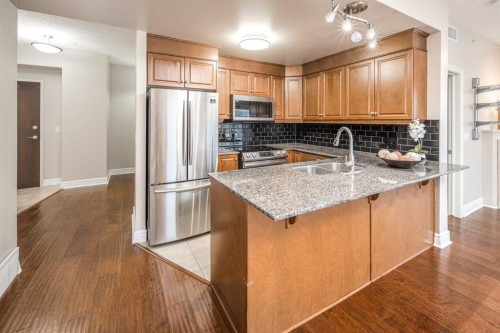 1907-920 5 Avenue Sw, Calgary, AB - Indoor Photo Showing Kitchen With Stainless Steel Kitchen With Double Sink