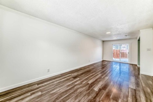 6808 26 Avenue Ne, Calgary, AB - Indoor Photo Showing Other Room