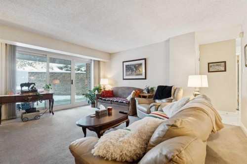 1107-201 Brae Glen Sw, Calgary, AB - Indoor Photo Showing Living Room