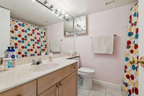1107-201 Brae Glen Sw, Calgary, AB - Indoor Photo Showing Bathroom