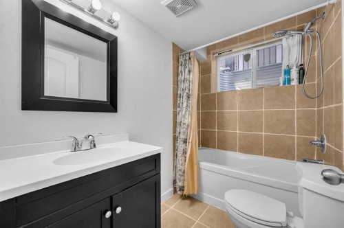 105 Covemeadow Bay Ne, Calgary, AB - Indoor Photo Showing Bathroom