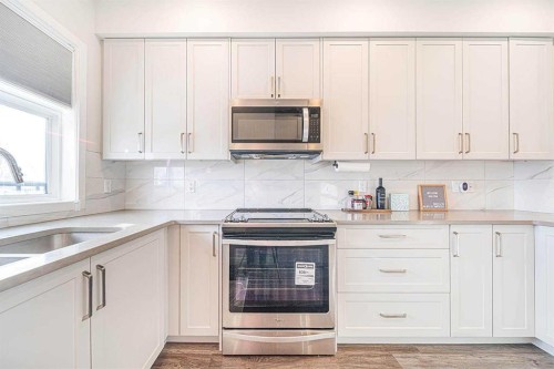 69 Les Jardins Park Se, Calgary, AB - Indoor Photo Showing Kitchen
