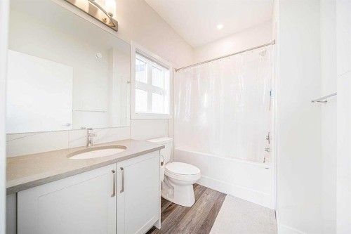 69 Les Jardins Park Se, Calgary, AB - Indoor Photo Showing Bathroom