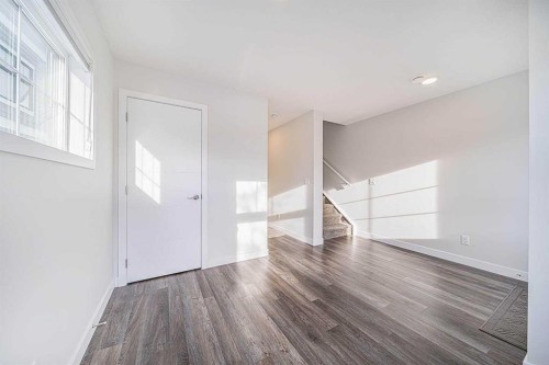 69 Les Jardins Park Se, Calgary, AB - Indoor Photo Showing Other Room
