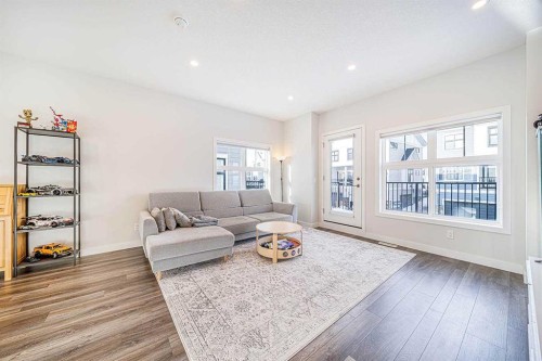 69 Les Jardins Park Se, Calgary, AB - Indoor Photo Showing Living Room