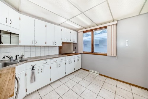 5632 21 Street Sw, Calgary, AB - Indoor Photo Showing Kitchen