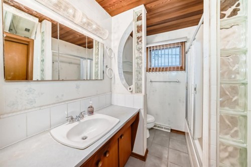 5632 21 Street Sw, Calgary, AB - Indoor Photo Showing Bathroom