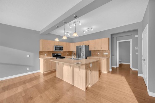 402 Hillcrest Circle Sw, Airdrie, AB - Indoor Photo Showing Kitchen