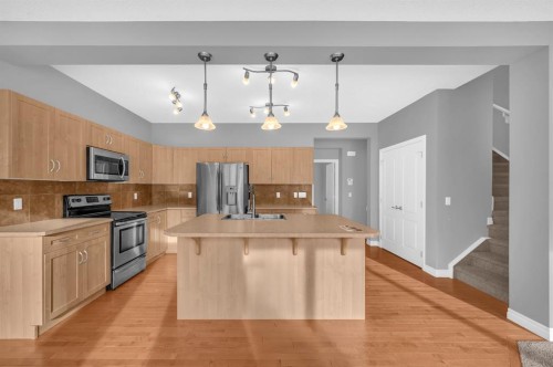 402 Hillcrest Circle Sw, Airdrie, AB - Indoor Photo Showing Kitchen