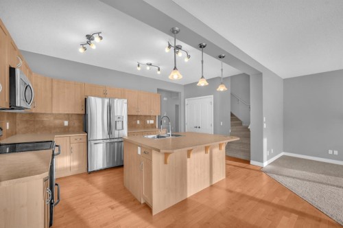402 Hillcrest Circle Sw, Airdrie, AB - Indoor Photo Showing Kitchen