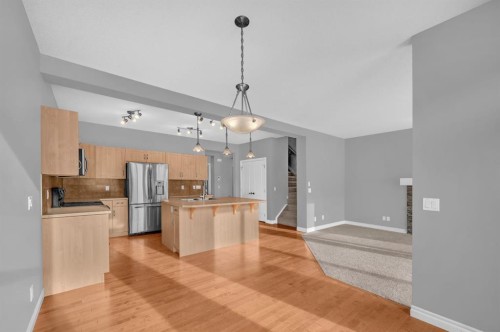 402 Hillcrest Circle Sw, Airdrie, AB - Indoor Photo Showing Kitchen