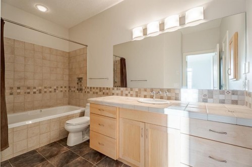 14 Discovery Woods Villas Sw, Calgary, AB - Indoor Photo Showing Bathroom