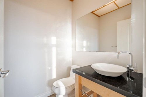 14 Discovery Woods Villas Sw, Calgary, AB - Indoor Photo Showing Bathroom