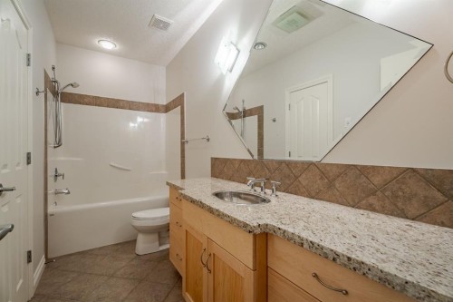14 Discovery Woods Villas Sw, Calgary, AB - Indoor Photo Showing Bathroom