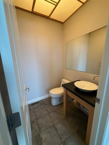 14 Discovery Woods Villas Sw, Calgary, AB - Indoor Photo Showing Bathroom