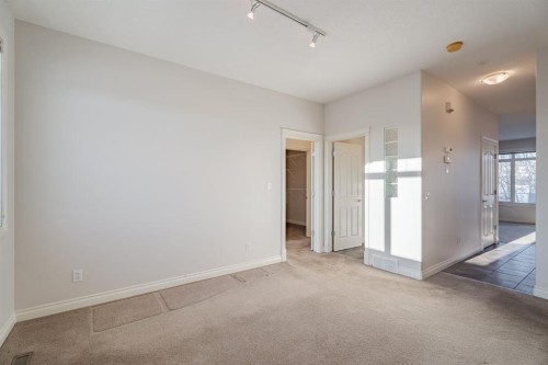 14 Discovery Woods Villas Sw, Calgary, AB - Indoor Photo Showing Other Room