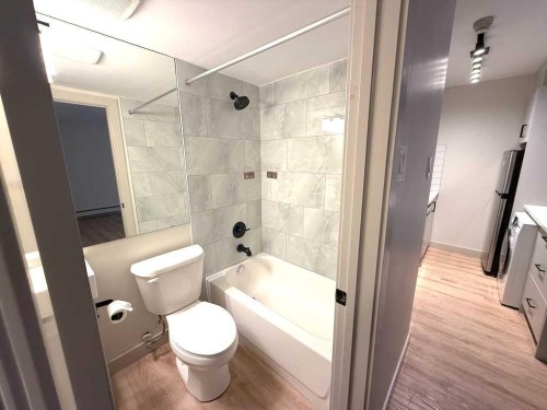 1821 17 Street Sw, Calgary, AB - Indoor Photo Showing Bathroom