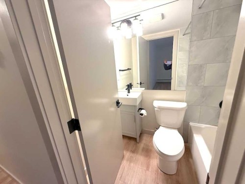 1821 17 Street Sw, Calgary, AB - Indoor Photo Showing Bathroom
