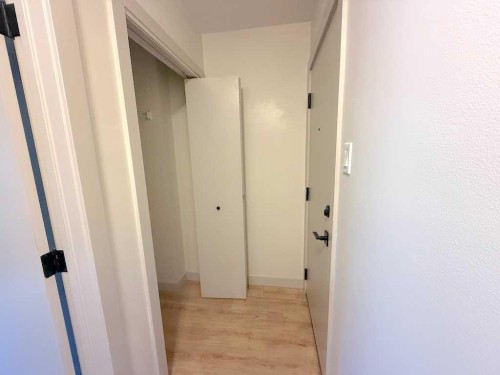 1821 17 Street Sw, Calgary, AB - Indoor Photo Showing Other Room