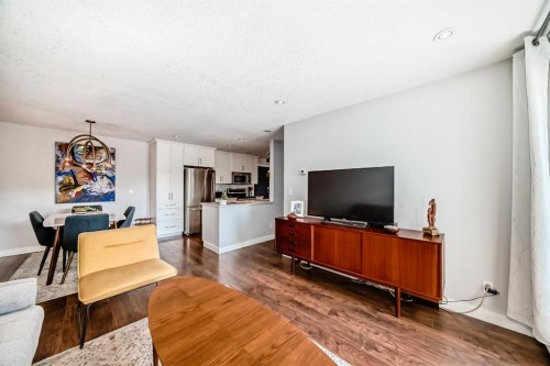 202-540 18 Avenue Sw, Calgary, AB - Indoor Photo Showing Living Room