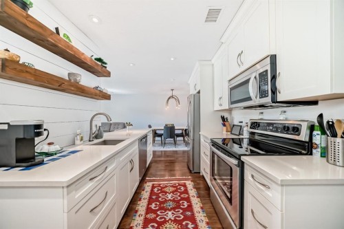 202-540 18 Avenue Sw, Calgary, AB - Indoor Photo Showing Kitchen With Stainless Steel Kitchen With Upgraded Kitchen