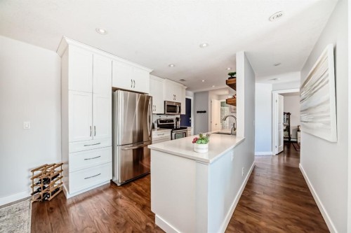 202-540 18 Avenue Sw, Calgary, AB - Indoor Photo Showing Kitchen With Stainless Steel Kitchen