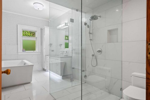 1933 5 Street Sw, Calgary, AB - Indoor Photo Showing Bathroom