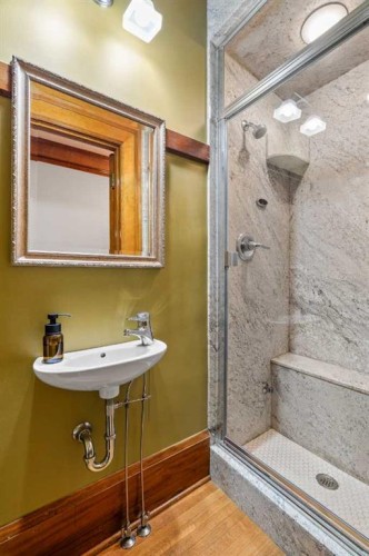 1933 5 Street Sw, Calgary, AB - Indoor Photo Showing Bathroom