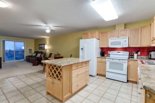 406-99 Westview Drive, Nanton, AB - Indoor Photo Showing Kitchen