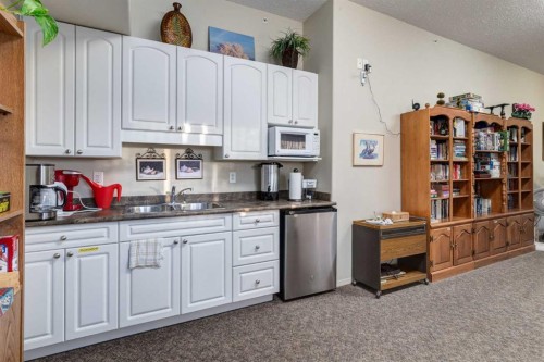 406-99 Westview Drive, Nanton, AB - Indoor Photo Showing Kitchen