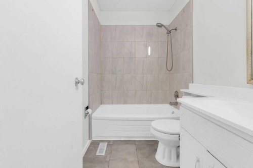10 Radcliffe Crescent Se, Calgary, AB - Indoor Photo Showing Bathroom