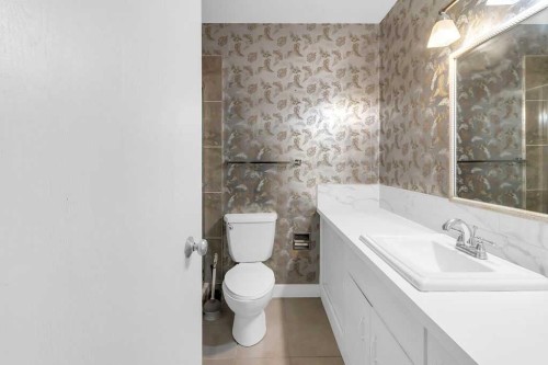 10 Radcliffe Crescent Se, Calgary, AB - Indoor Photo Showing Bathroom