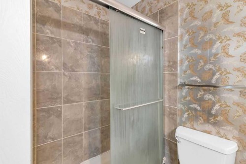10 Radcliffe Crescent Se, Calgary, AB - Indoor Photo Showing Bathroom
