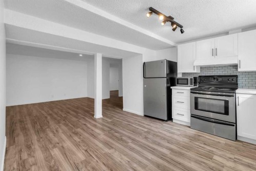10 Radcliffe Crescent Se, Calgary, AB - Indoor Photo Showing Kitchen