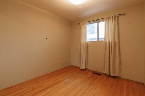 6123 Lacombe Way Sw, Calgary, AB - Indoor Photo Showing Other Room