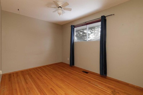 6123 Lacombe Way Sw, Calgary, AB - Indoor Photo Showing Other Room