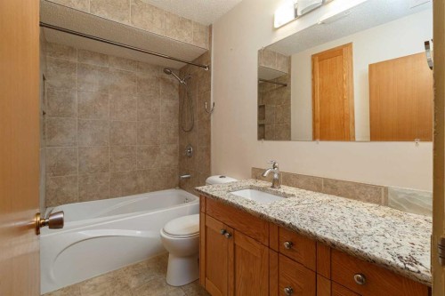 6123 Lacombe Way Sw, Calgary, AB - Indoor Photo Showing Bathroom
