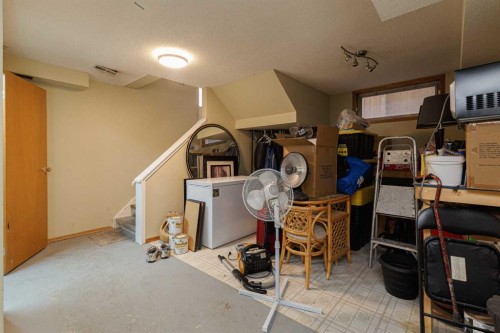 6123 Lacombe Way Sw, Calgary, AB - Indoor