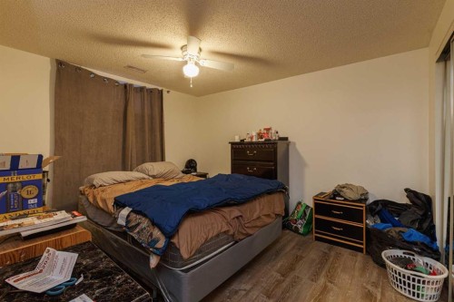 6123 Lacombe Way Sw, Calgary, AB - Indoor Photo Showing Bedroom