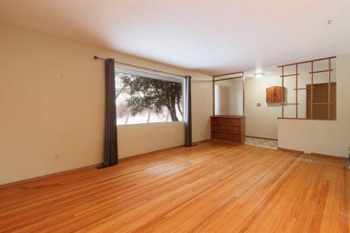 6123 Lacombe Way Sw, Calgary, AB - Indoor